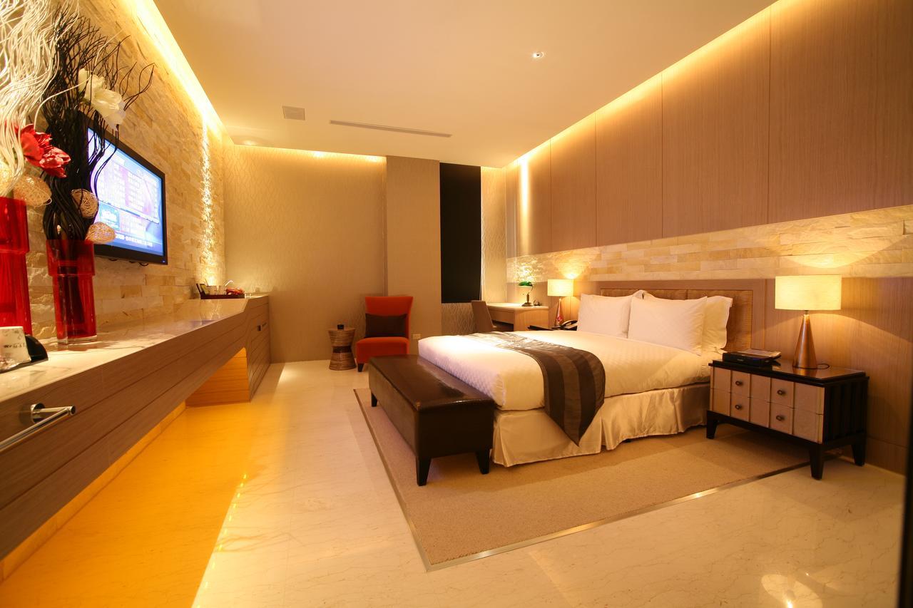 Lanshy Motel Taichung Bagian luar foto