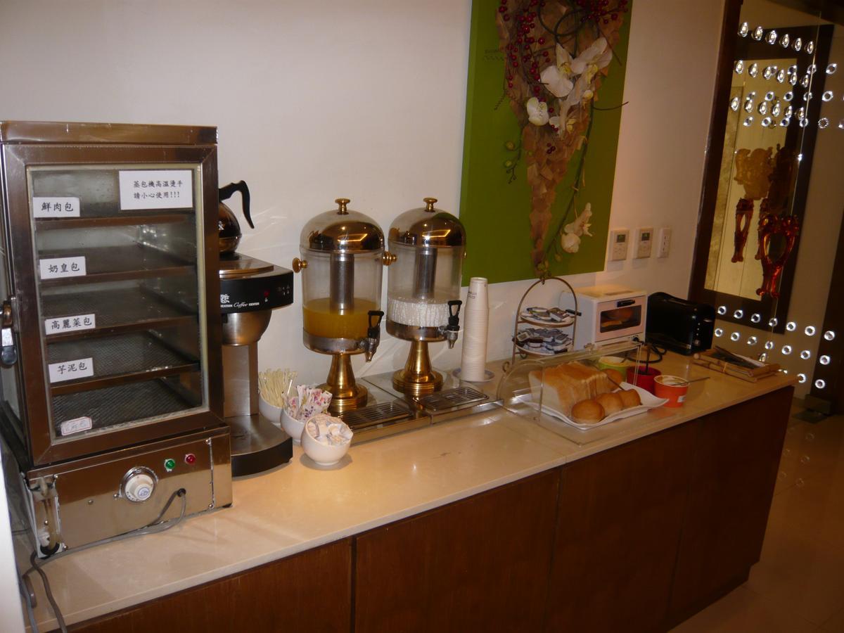 Lanshy Motel Taichung Bagian luar foto