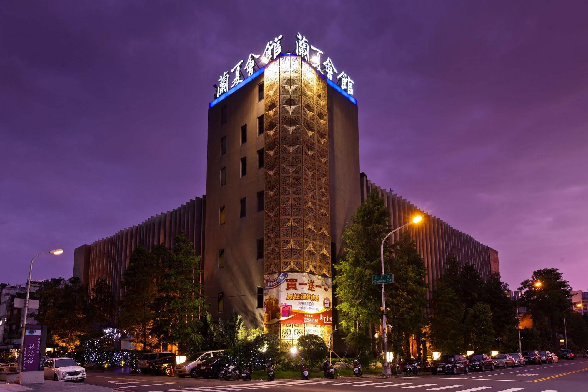 Lanshy Motel Taichung Bagian luar foto