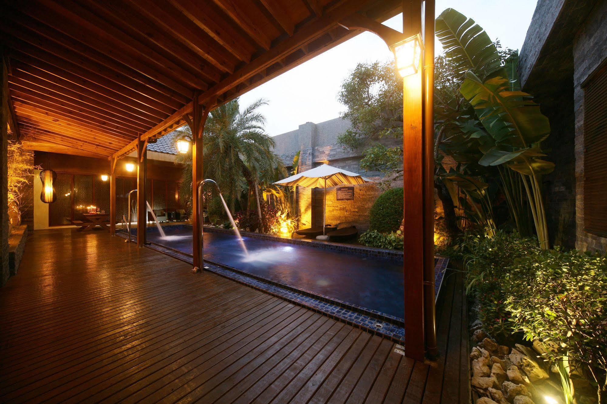 Lanshy Motel Taichung Bagian luar foto
