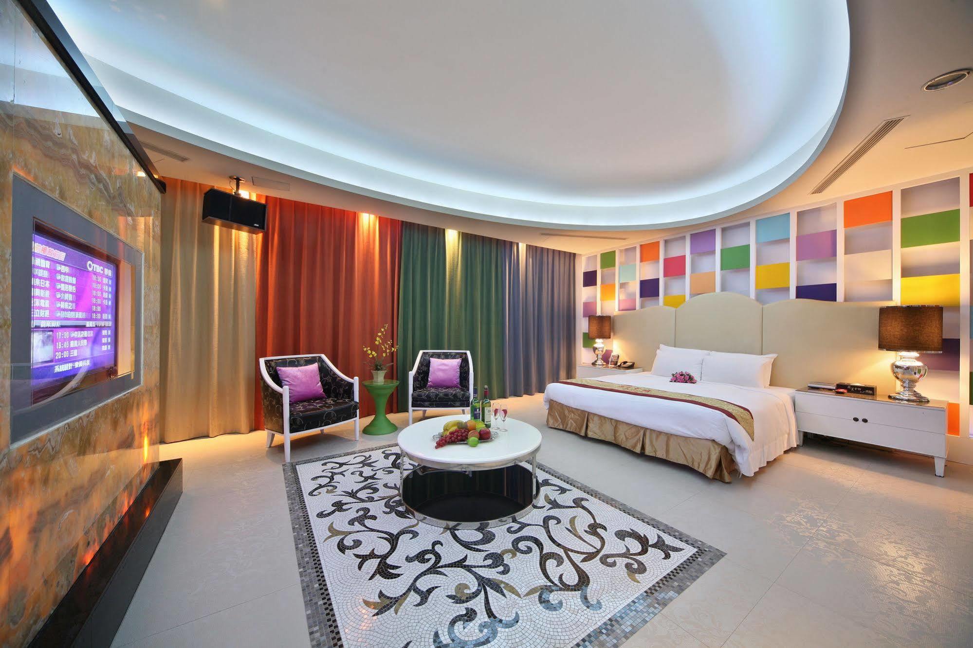 Lanshy Motel Taichung Bagian luar foto