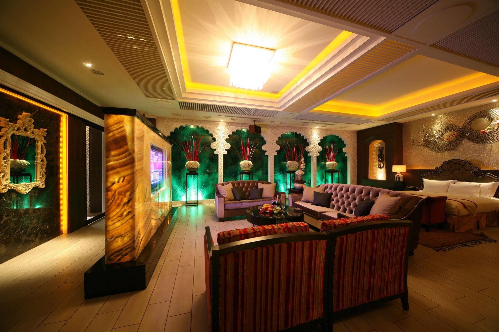Lanshy Motel Taichung Bagian luar foto