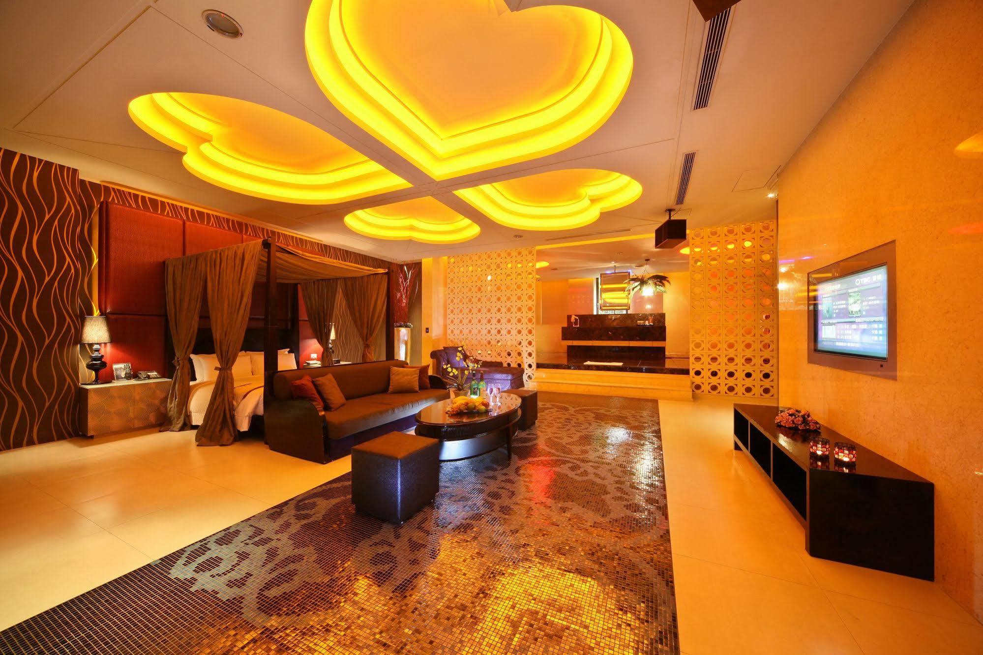 Lanshy Motel Taichung Bagian luar foto