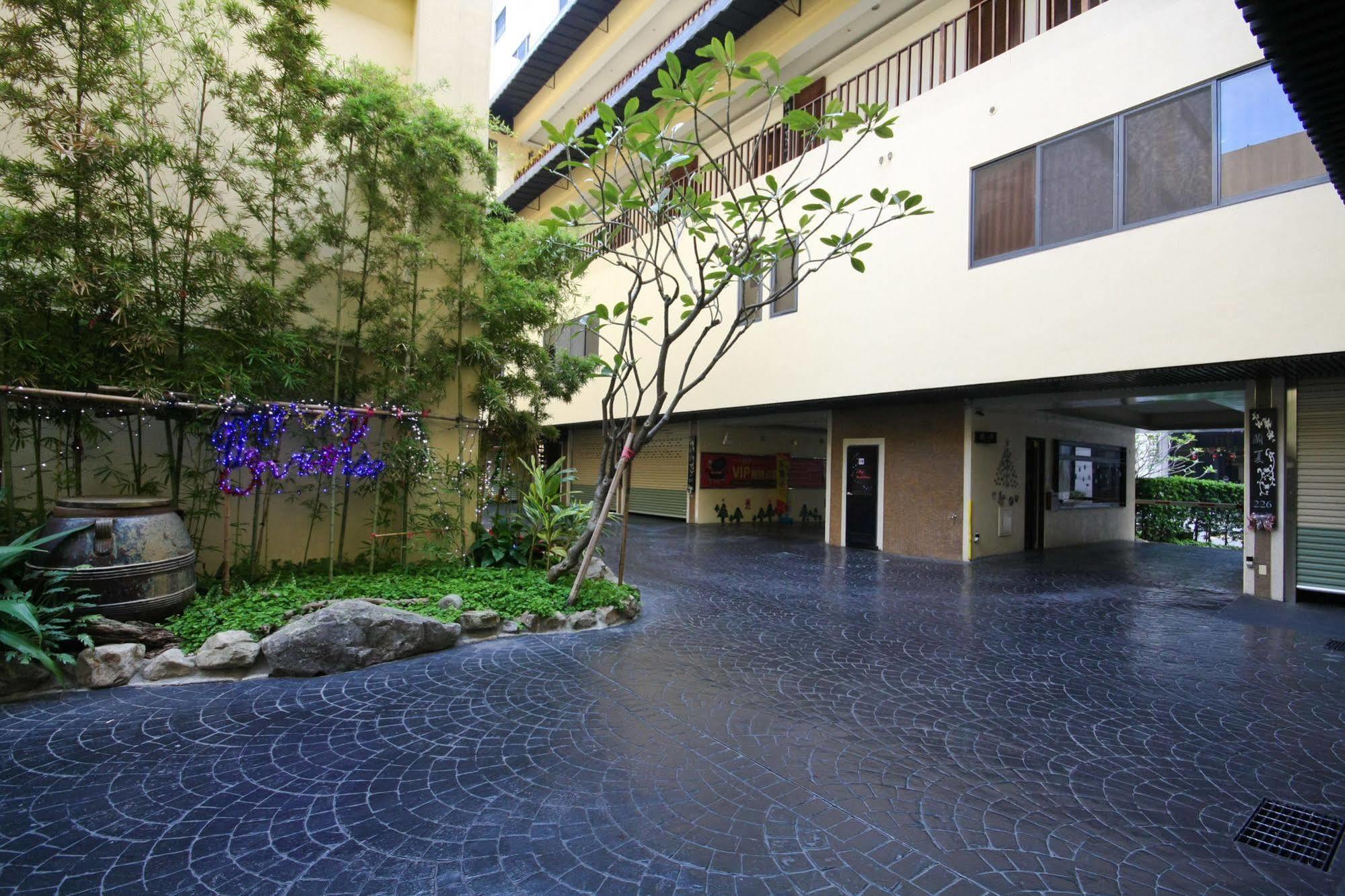 Lanshy Motel Taichung Bagian luar foto