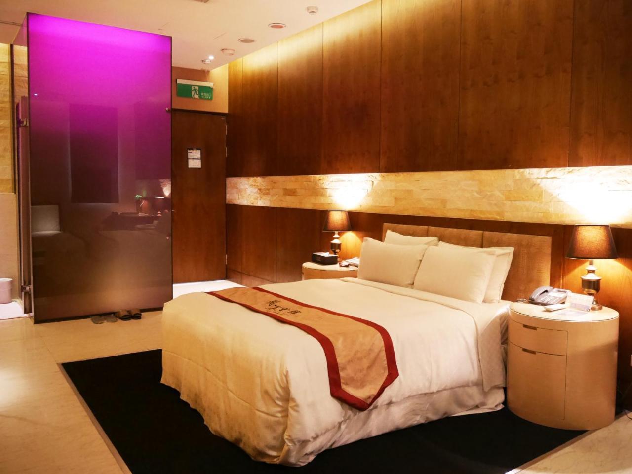 Lanshy Motel Taichung Bagian luar foto