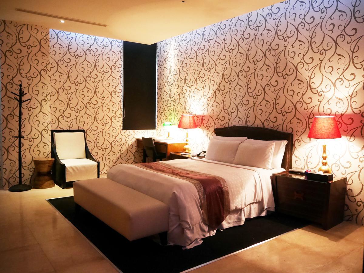 Lanshy Motel Taichung Bagian luar foto