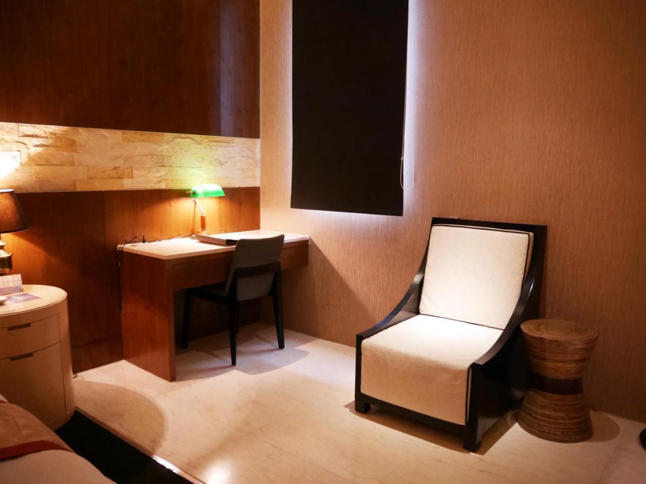 Lanshy Motel Taichung Bagian luar foto