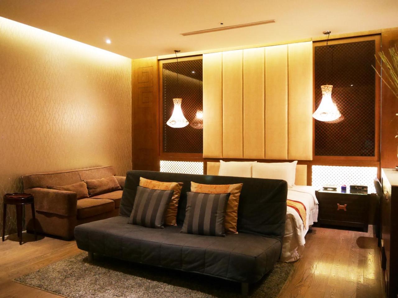 Lanshy Motel Taichung Bagian luar foto