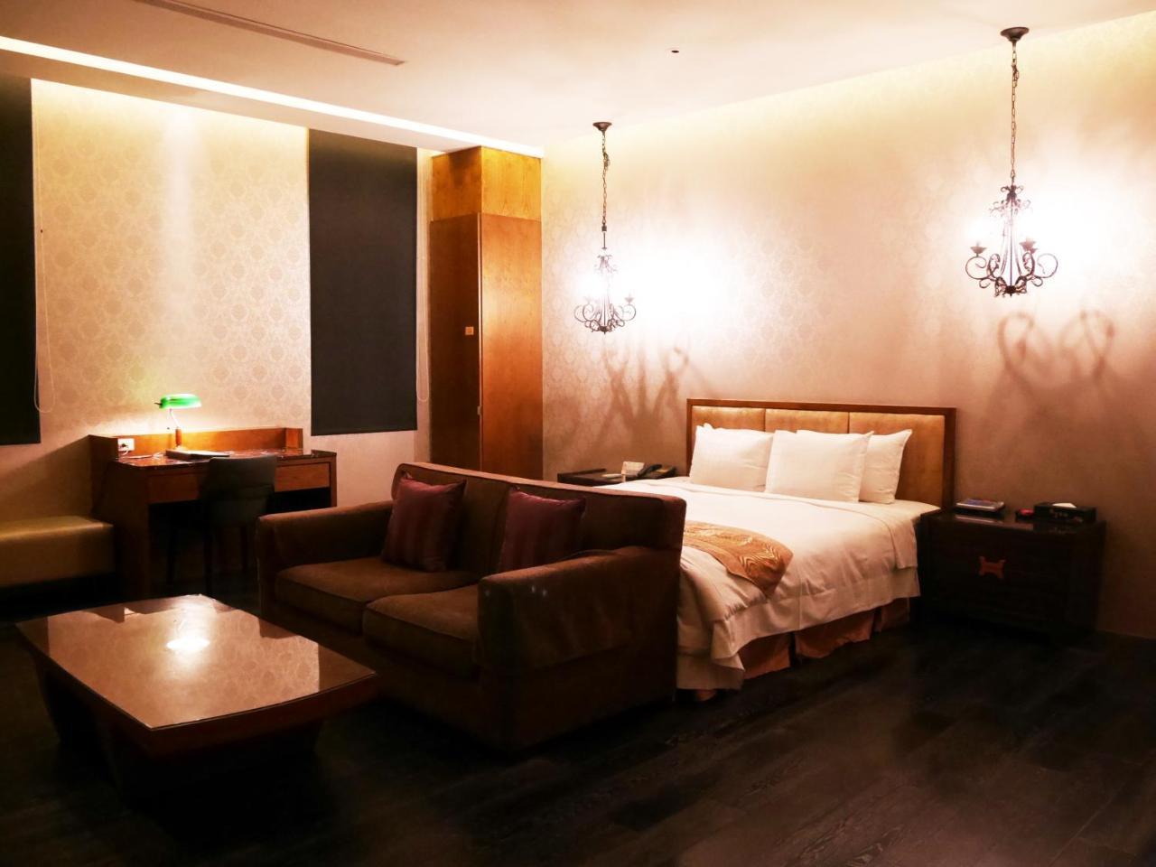 Lanshy Motel Taichung Bagian luar foto